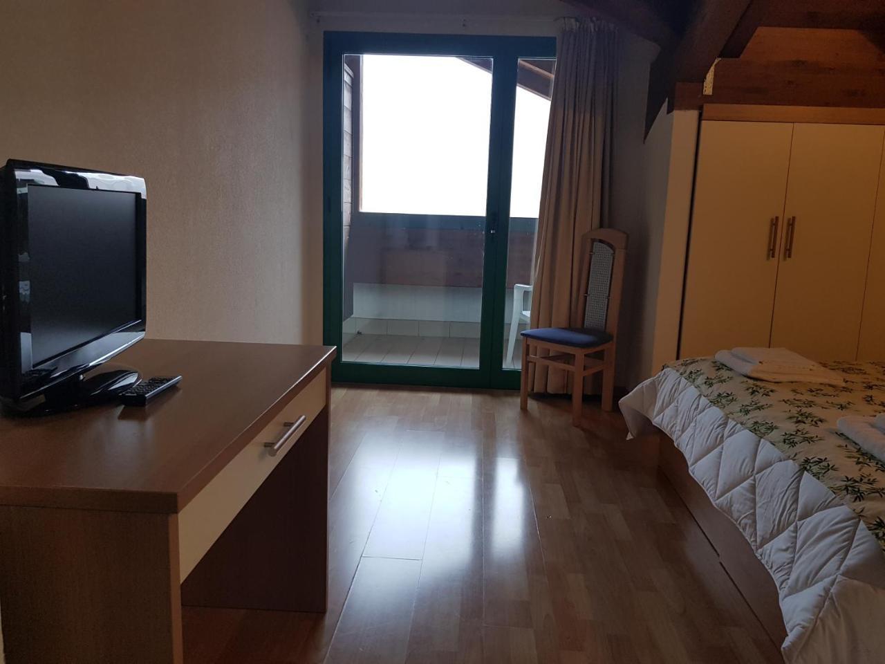 Hotel Oasi Múggia Buitenkant foto