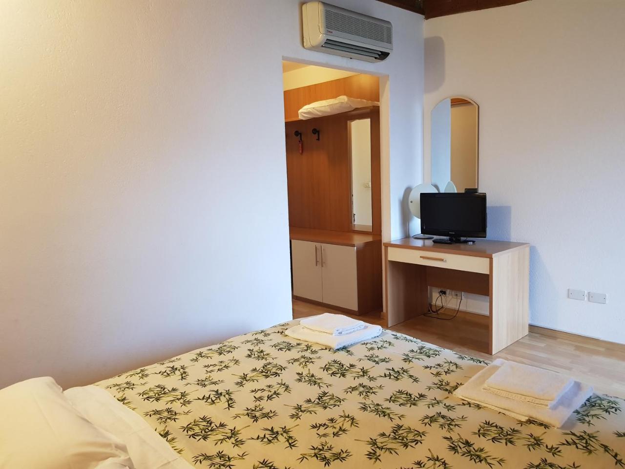 Hotel Oasi Múggia Buitenkant foto
