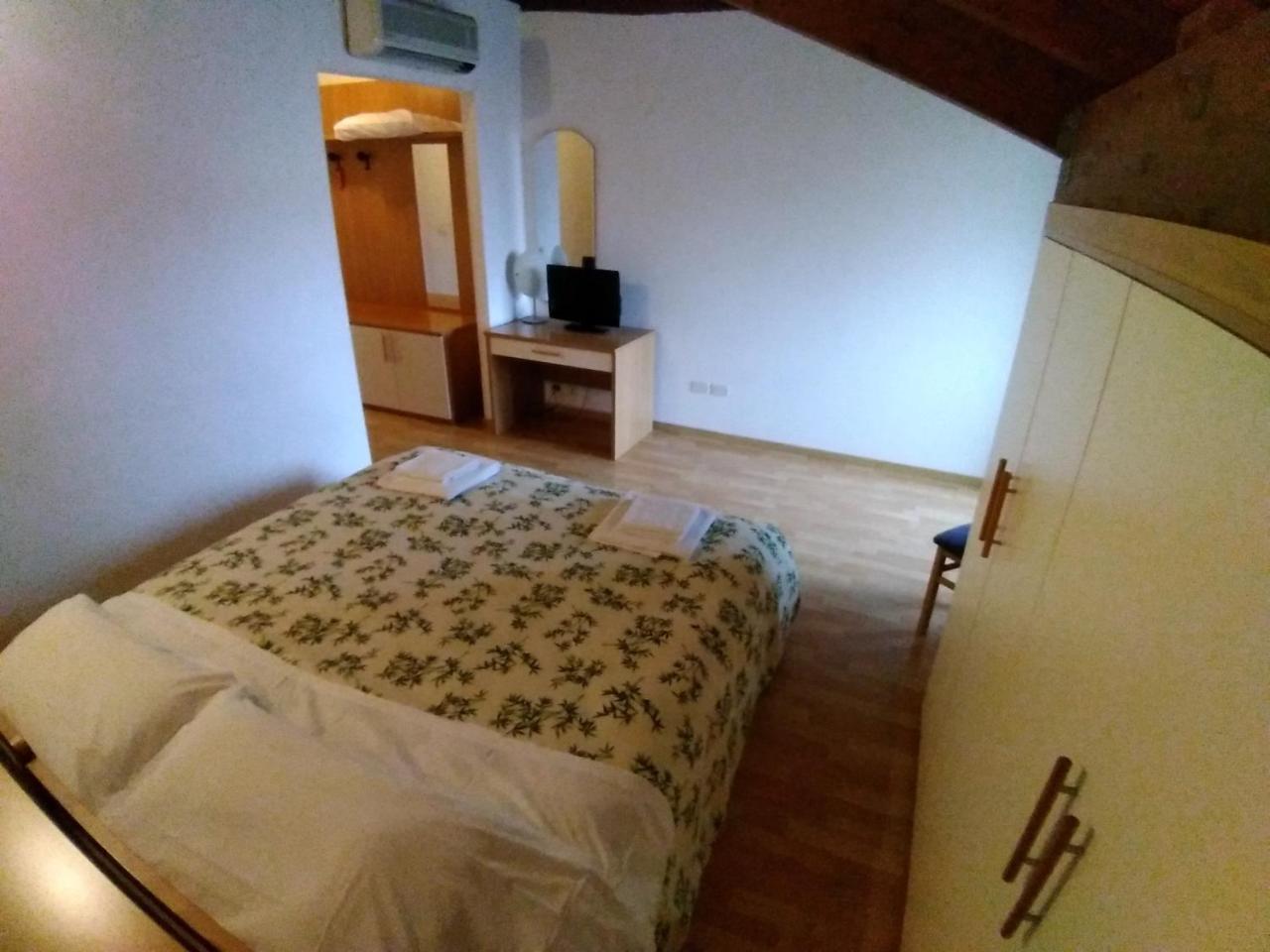 Hotel Oasi Múggia Buitenkant foto